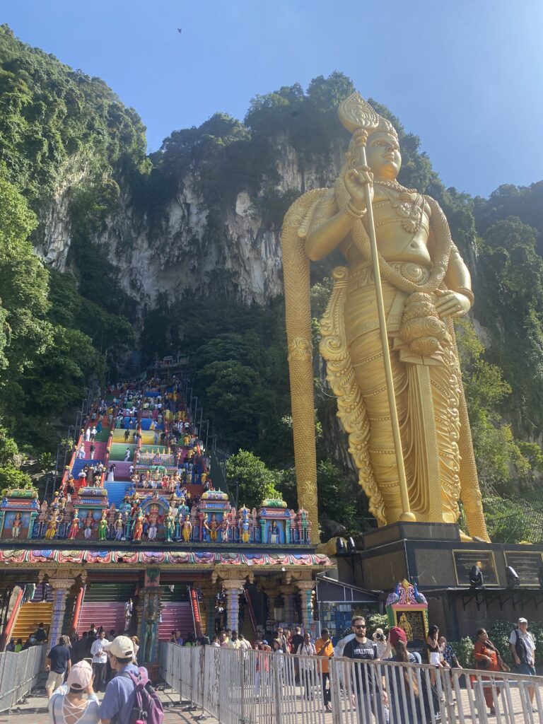 Image des escaliers et de la statue des Batu Caves